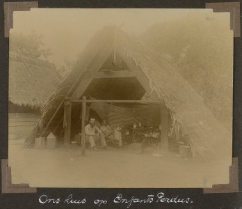 Collectie NMvWereldculturen, RV-A102-1-110, 'Ons huis op Enfants Perdus'. Foto- G.M. Versteeg, 1903-1904