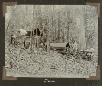 Collectie NMvWereldculturen, RV-A102-1-120, 'Kamp op den Cotticaberg. Sullie, C.H. de Goeje, A. Franssen Herderschee'. Foto- G.M. Versteeg, 1903-1904