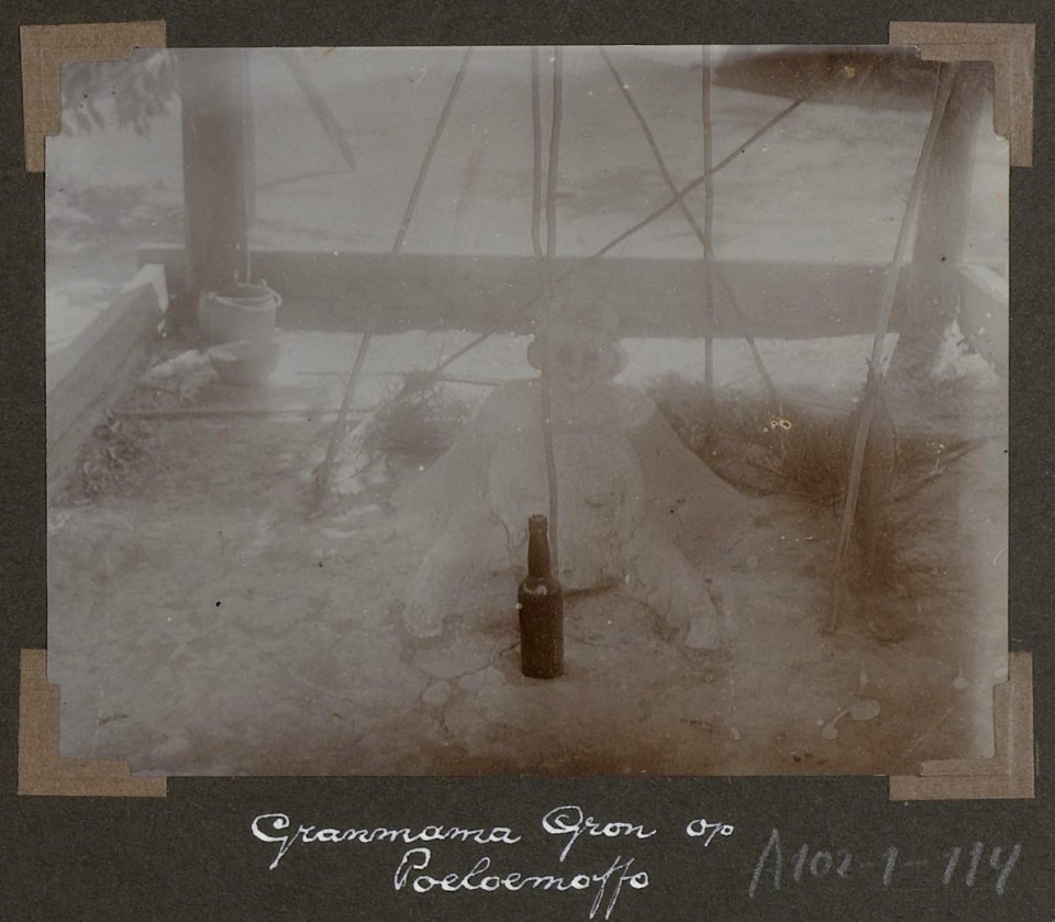 Collectie NMvWereldculturen, RV-A102-1-114, 'Granmama Gron op Poeloemoffo'. Foto- G.M. Versteeg, 1903-1904
