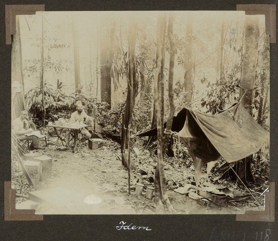 Collectie NMvWereldculturen, RV-A102-1-118, 'Kamp op den Cotticaberg. C.H. de Goeje, G.M. Versteeg'. Foto- G.M. Versteeg, 1903-1904
