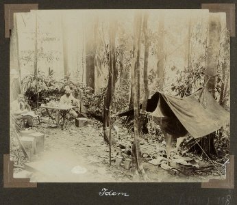 Collectie NMvWereldculturen, RV-A102-1-118, 'Kamp op den Cotticaberg. C.H. de Goeje, G.M. Versteeg'. Foto- G.M. Versteeg, 1903-1904