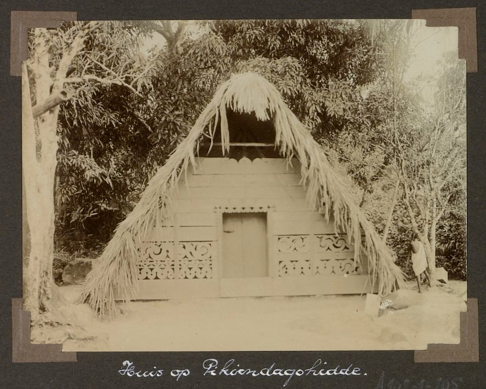 Collectie NMvWereldculturen, RV-A102-1-105, 'Huis op Pikiendagodhidde'. Foto- G.M. Versteeg, 1903-1904