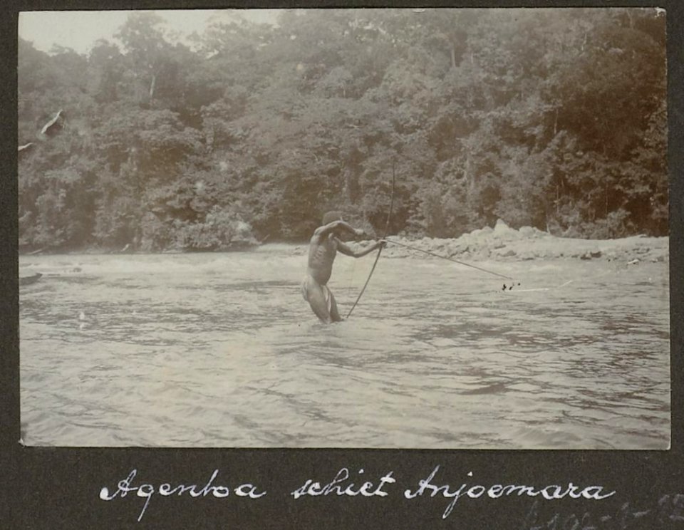 Collectie NMvWereldculturen, RV-A102-1-129, 'Agentoa schiet Anjoemara'. Foto- G.M. Versteeg, 1903-1904