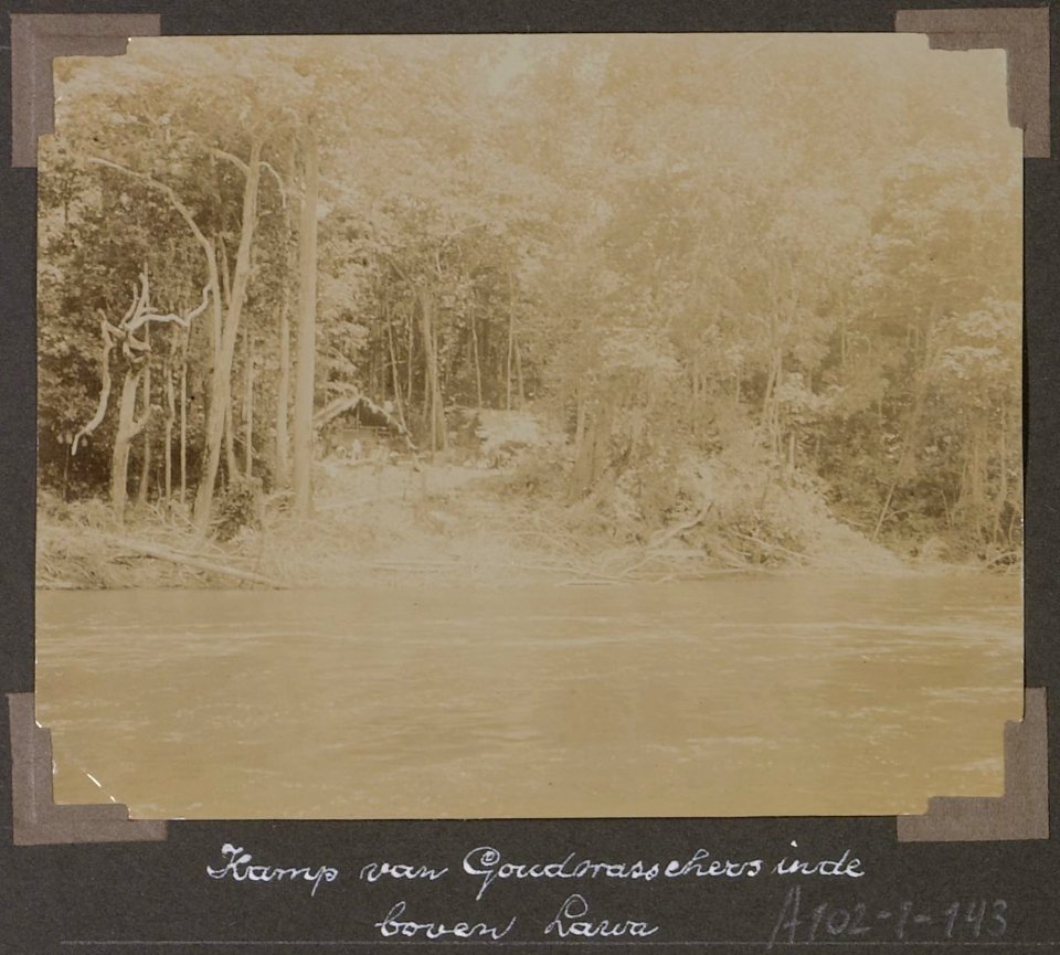 Collectie NMvWereldculturen, RV-A102-1-143, 'Kamp van Goudwasschers in de boven Lawa'. Foto- G.M. Versteeg, 1903-1904