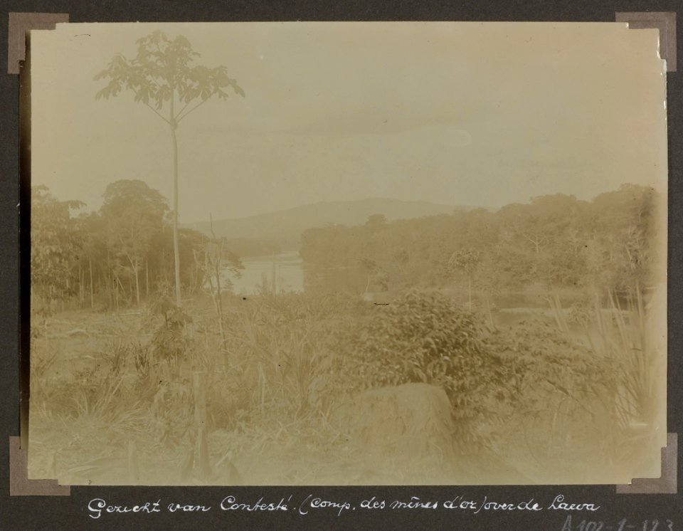 Collectie NMvWereldculturen, RV-A102-1-123, 'Gezicht van Contesté (comp. des mines d'or) over de Lawa'. Foto- G.M. Versteeg, 1903-1904