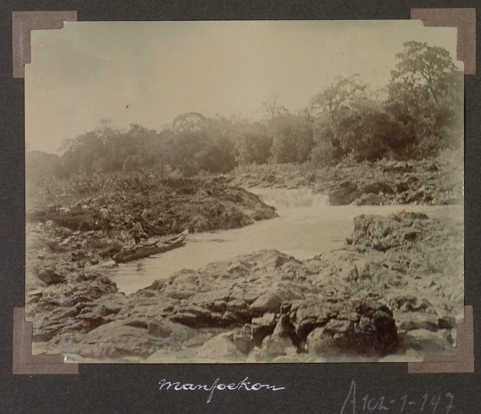 Collectie NMvWereldculturen, RV-A102-1-147, 'Manfoekon'. Foto- G.M. Versteeg, 1903-1904
