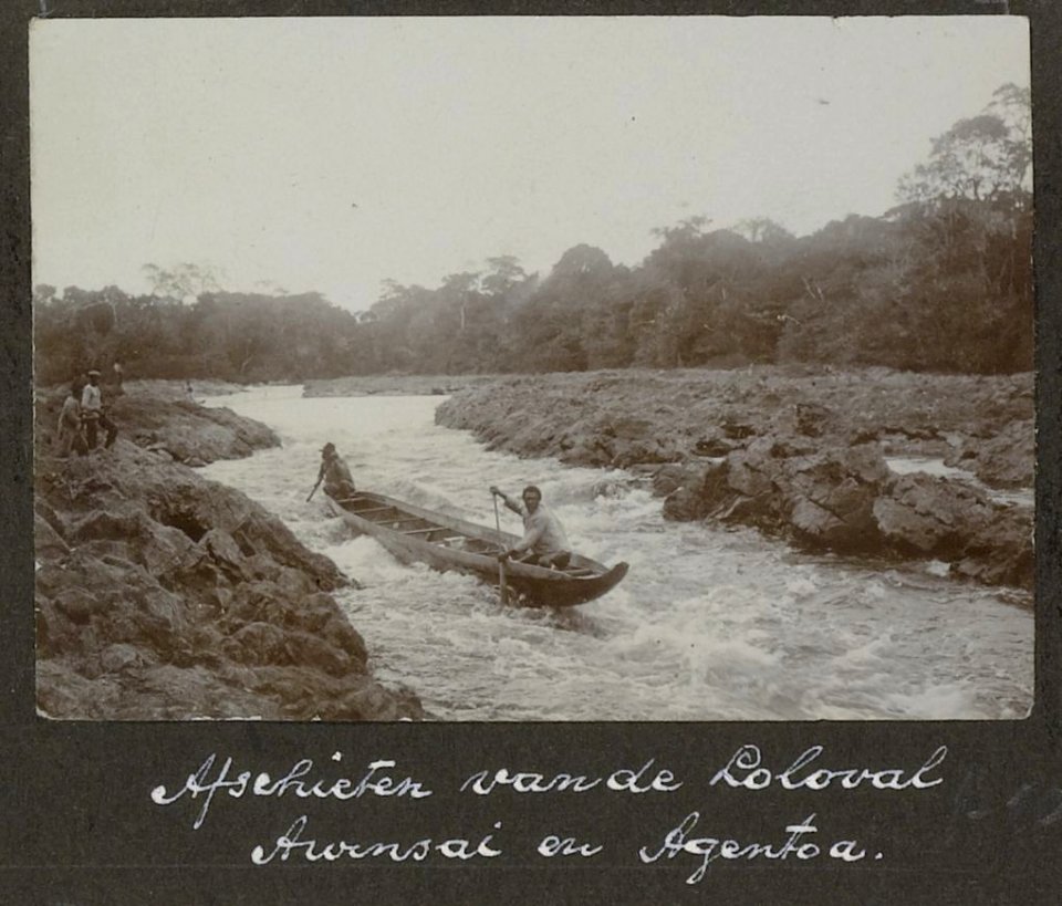 Collectie NMvWereldculturen, RV-A102-1-127, 'Afschieten van de Loloval. Awinsai en Agentoa'. Foto- G.M. Versteeg, 1903-1904