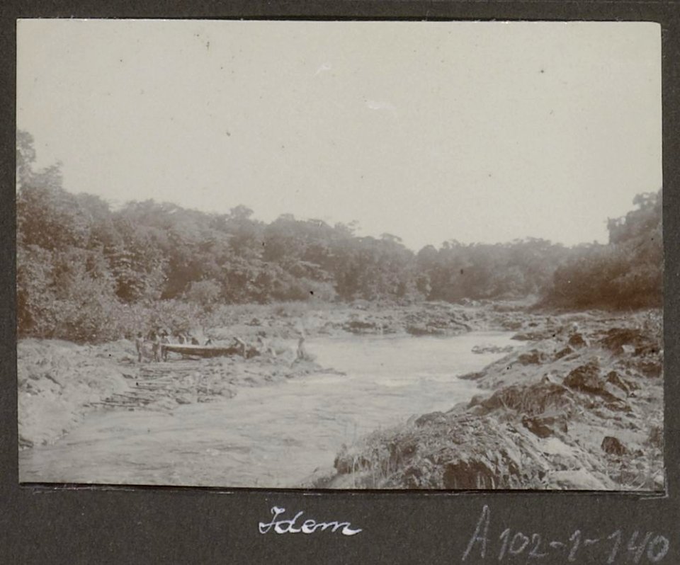 Collectie NMvWereldculturen, RV-A102-1-140, 'Tweede val Manfoekon'. Foto- G.M. Versteeg, 1903-1904