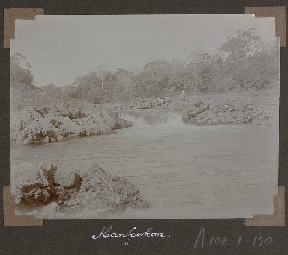 Collectie NMvWereldculturen, RV-A102-1-150, 'Manfoekon'. Foto- G.M. Versteeg, 1903-1904