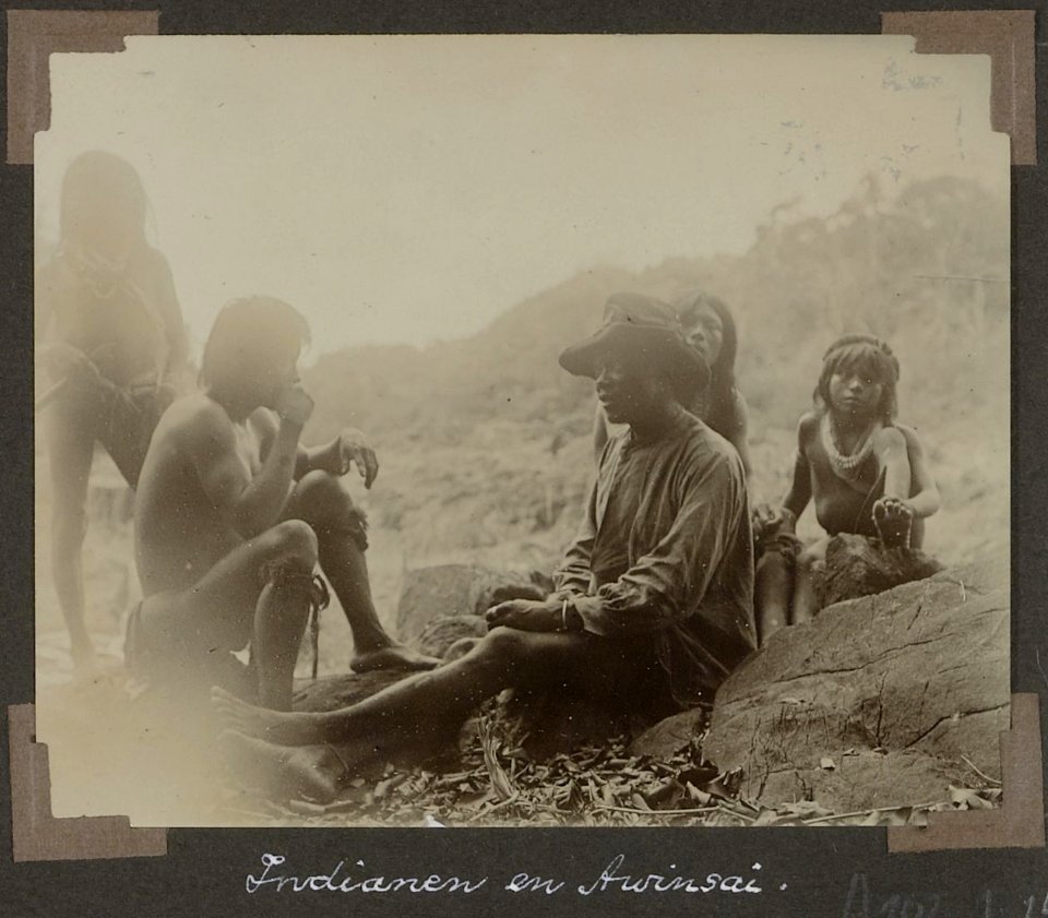 Collectie NMvWereldculturen, RV-A102-1-144, 'Indianen en Awinsai'. Foto- G.M. Versteeg, 1903-1904