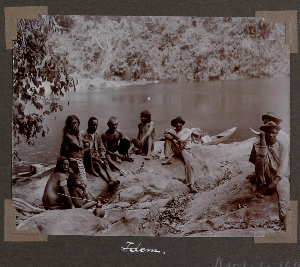 Collectie NMvWereldculturen, RV-A102-1-154, 'Indianen, Boni's en arbeiders'. Foto- G.M. Versteeg, 1903-1904
