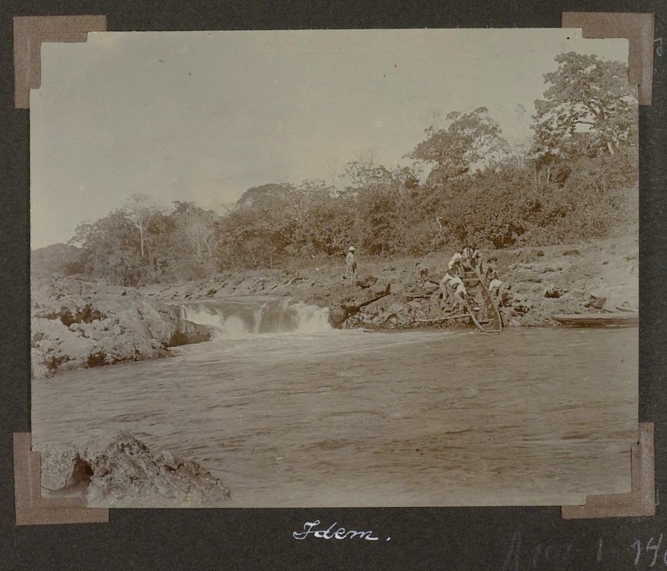 Collectie NMvWereldculturen, RV-A102-1-148, 'Manfoekon'. Foto- G.M. Versteeg, 1903-1904