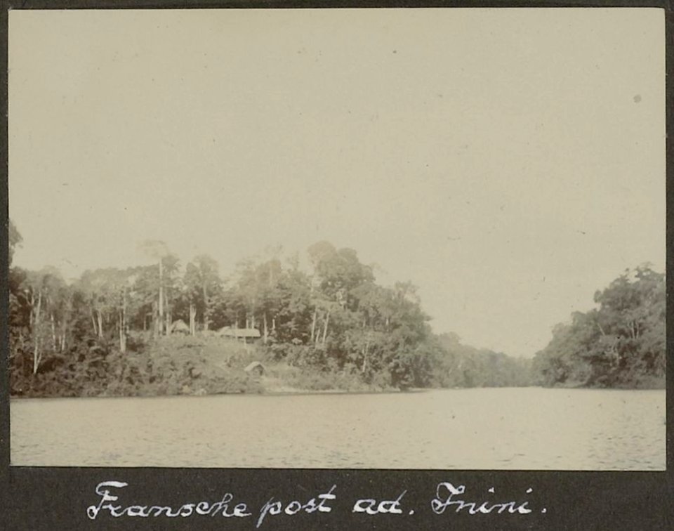 Collectie NMvWereldculturen, RV-A102-1-135, 'Fransche post aan de Inini'. Foto- G.M. Versteeg, 1903-1904