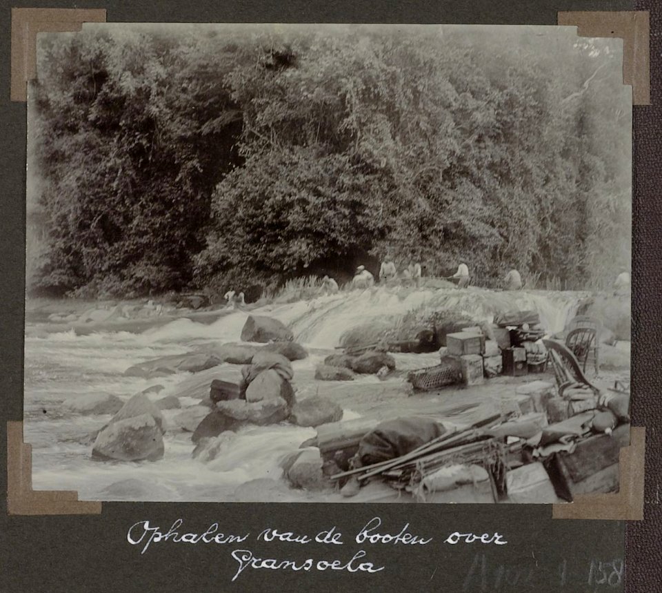 Collectie NMvWereldculturen, RV-A102-1-158, 'Ophalen van de booten over Gransoela'. Foto- G.M. Versteeg, 1903-1904