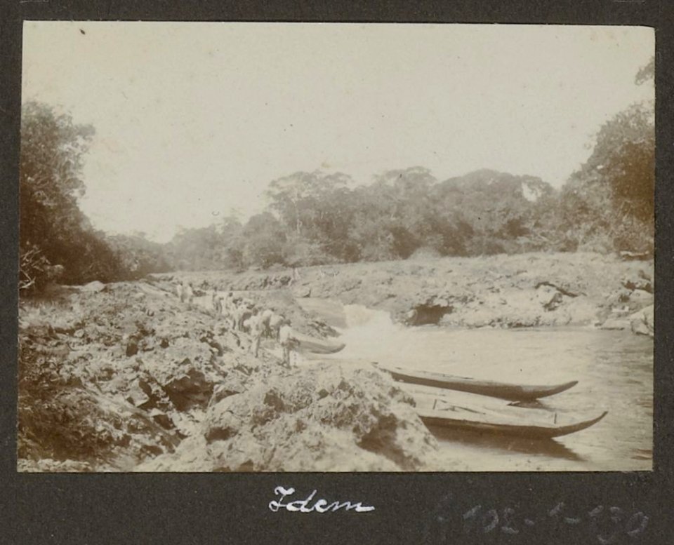 Collectie NMvWereldculturen, RV-A102-1-139, 'Tweede val Manfoekon'. Foto- G.M. Versteeg, 1903-1904