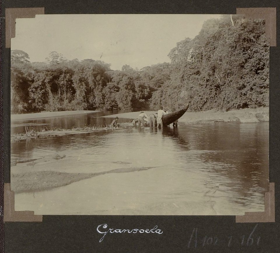 Collectie NMvWereldculturen, RV-A102-1-161, 'Gransoela'. Foto- G.M. Versteeg, 1903-1904
