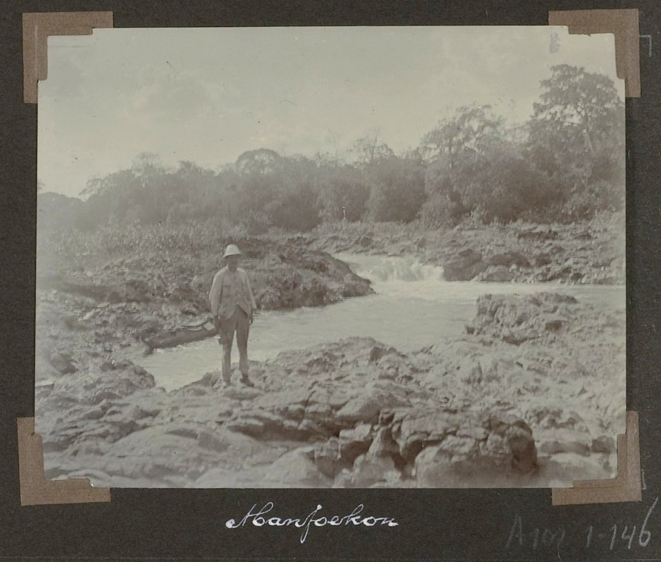 Collectie NMvWereldculturen, RV-A102-1-146, 'Manfoekon'. Foto- G.M. Versteeg, 1903-1904