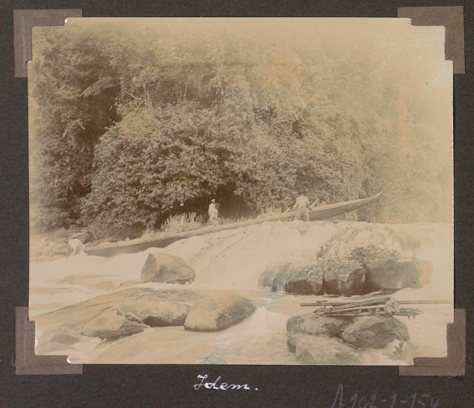 Collectie NMvWereldculturen, RV-A102-1-159, 'Ophalen van de booten over Gransoela'. Foto- G.M. Versteeg, 1903-1904