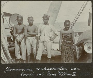 Collectie NMvWereldculturen, RV-A102-1-15, 'Javaansche contractanten aan boord van de Prins Willem II'. Foto- G.M. Versteeg, 1903-1904