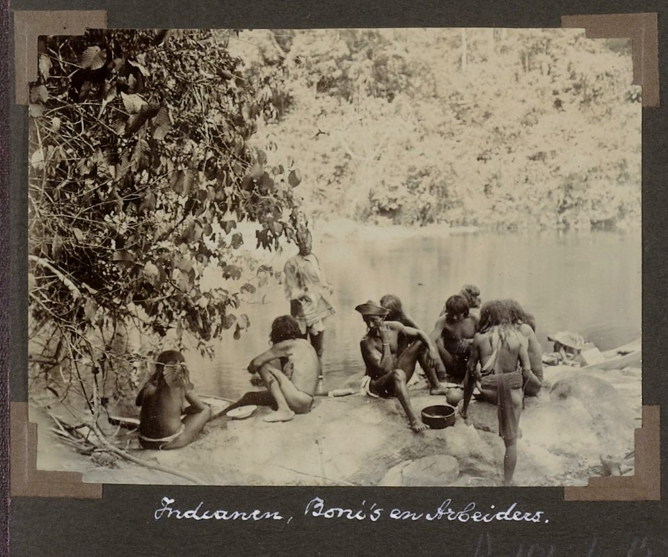 Collectie NMvWereldculturen, RV-A102-1-153, 'Indianen, Boni's en arbeiders'. Foto- G.M. Versteeg, 1903-1904