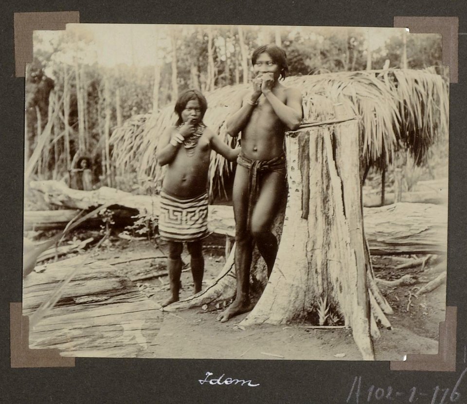 Collectie NMvWereldculturen, RV-A102-1-176, 'Op Panapi'. Foto- G.M. Versteeg, 1903-1904
