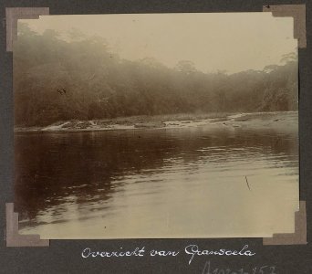 Collectie NMvWereldculturen, RV-A102-1-157, 'Overzicht van Gransoela'. Foto- G.M. Versteeg, 1903-1904