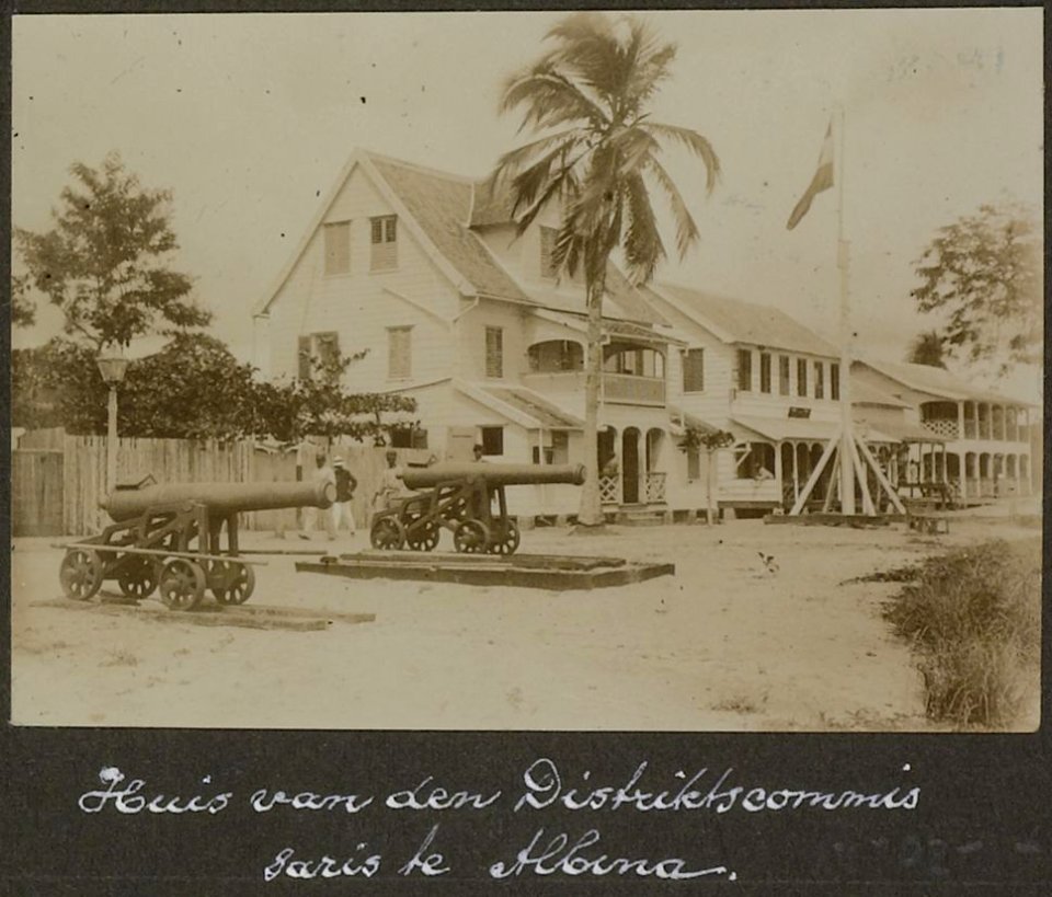 Collectie NMvWereldculturen, RV-A102-1-17, 'Huis van den Distrikstcommissaris te Albina'. Foto- G.M. Versteeg, 1903-1904