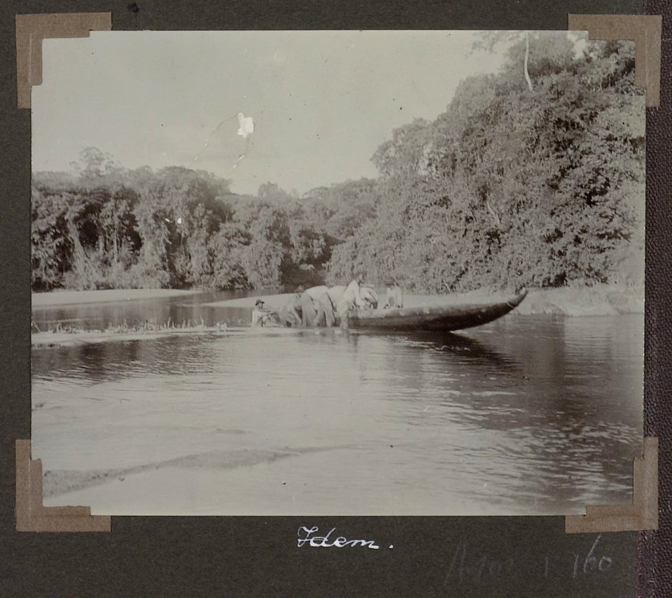 Collectie NMvWereldculturen, RV-A102-1-160, 'Ophalen van de booten over Gransoela'. Foto- G.M. Versteeg, 1903-1904