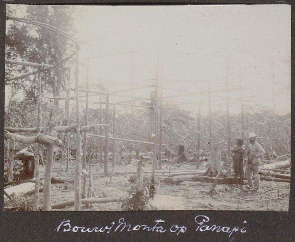 Collectie NMvWereldculturen, RV-A102-1-187, 'Bouw Monta op Panapi'. Foto- G.M. Versteeg, 1903-1904