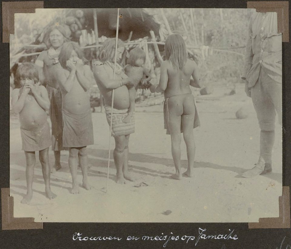Collectie NMvWereldculturen, RV-A102-1-168, 'Vrouwen en meisjes op Jamaike'. Foto- G.M. Versteeg, 1903-1904