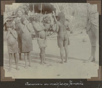 Collectie NMvWereldculturen, RV-A102-1-168, 'Vrouwen en meisjes op Jamaike'. Foto- G.M. Versteeg, 1903-1904