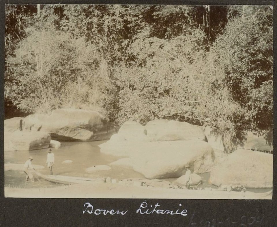 Collectie NMvWereldculturen, RV-A102-1-204, 'Boven Litanie'. Foto- G.M. Versteeg, 1903-1904