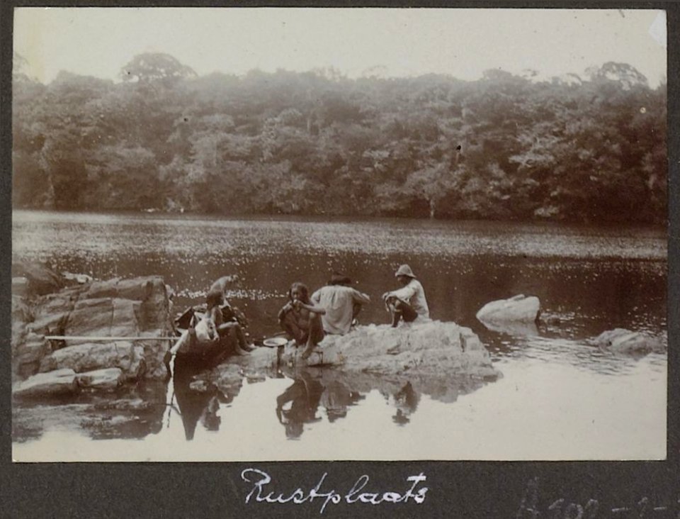 Collectie NMvWereldculturen, RV-A102-1-199, 'Rustplaats'. Foto- G.M. Versteeg, 1903-1904