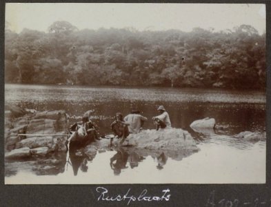 Collectie NMvWereldculturen, RV-A102-1-199, 'Rustplaats'. Foto- G.M. Versteeg, 1903-1904