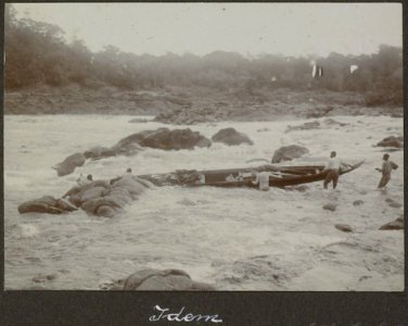 Collectie NMvWereldculturen, RV-A102-1-20, 'Ophalen van booten over Lensididde'. Foto- G.M. Versteeg, 1903-1904
