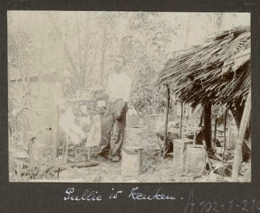 Collectie NMvWereldculturen, RV-A102-1-210, 'Sullie in de keuken'. Foto- G.M. Versteeg, 1903-1904