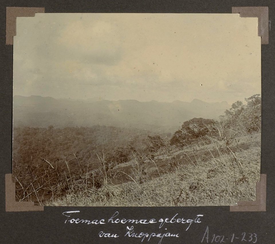 Collectie NMvWereldculturen, RV-A102-1-233, 'Toemachoemaegebergte van Knoppajamooi'. Foto- G.M. Versteeg, 1903-1904