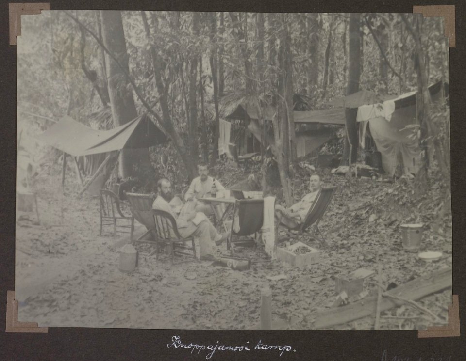 Collectie NMvWereldculturen, RV-A102-1-227, 'Knoppajamooikamp'. Foto- G.M. Versteeg, 1903-1904