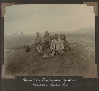 Collectie NMvWereldculturen, RV-A102-1-240, 'Boni's en Indianen op den tweeden kalen top'. Foto- G.M. Versteeg, 1903-1904
