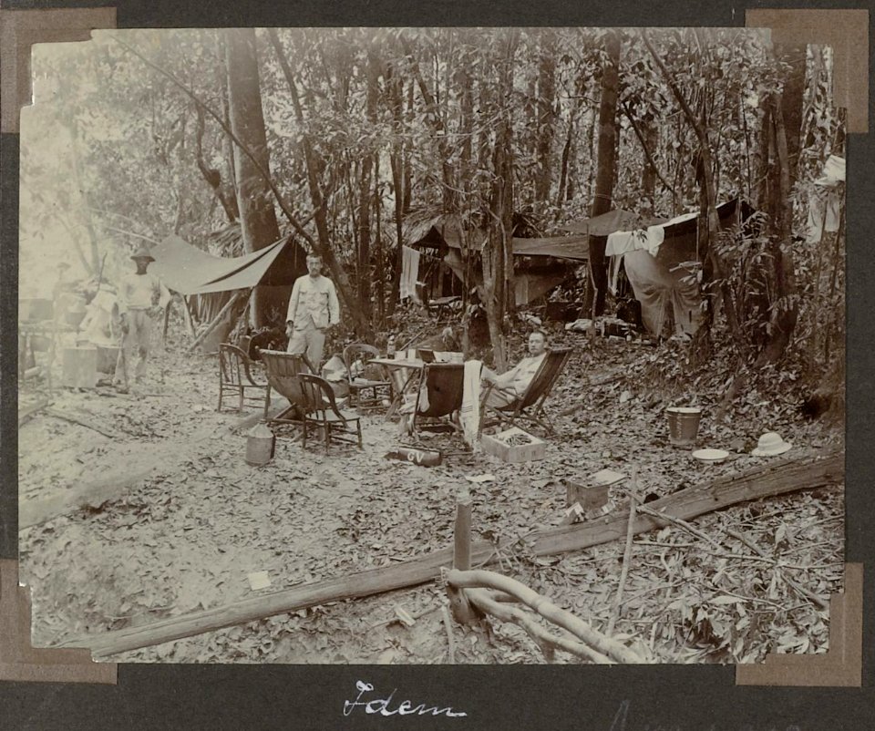 Collectie NMvWereldculturen, RV-A102-1-230, 'Knoppajamooikamp'. Foto- G.M. Versteeg, 1903-1904