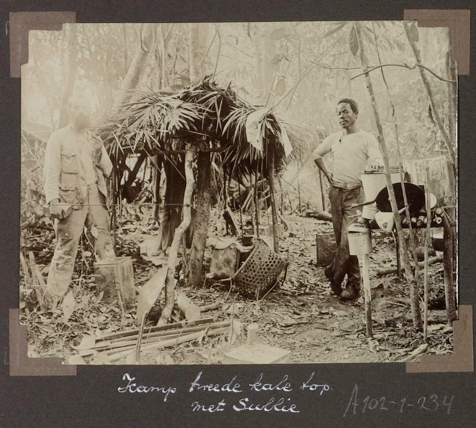 Collectie NMvWereldculturen, RV-A102-1-234, 'Kamp tweede kale top met Sullie'. Foto- G.M. Versteeg, 1903-1904