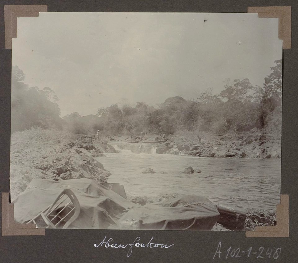 Collectie NMvWereldculturen, RV-A102-1-248, 'Manfoekon'. Foto- G.M. Versteeg, 1903-1904