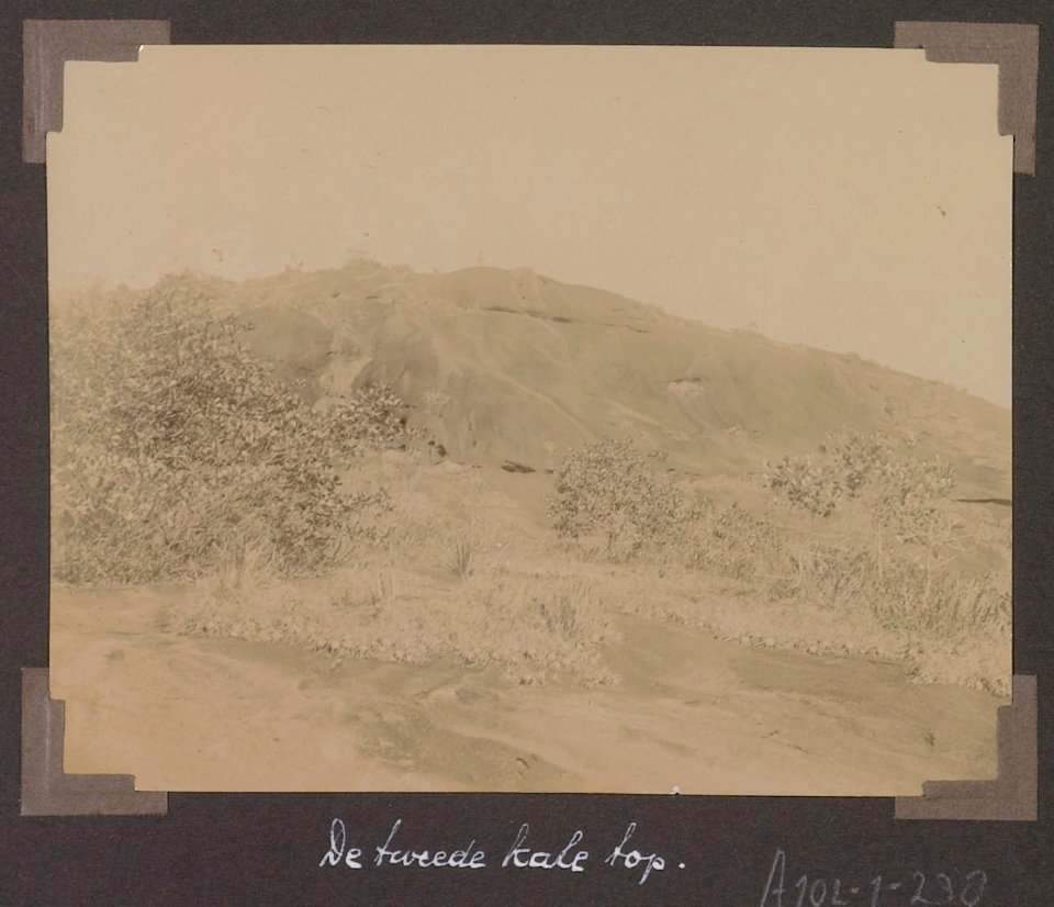 Collectie NMvWereldculturen, RV-A102-1-238, 'De tweede kale top'. Foto- G.M. Versteeg, 1903-1904