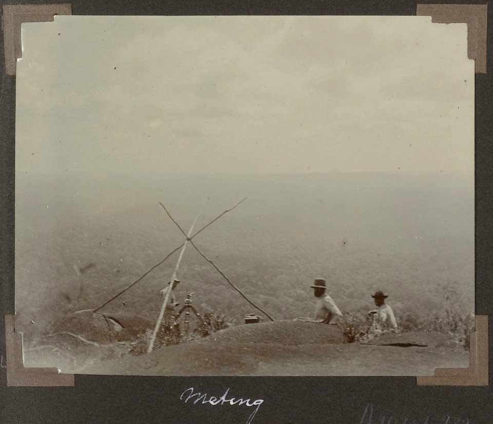 Collectie NMvWereldculturen, RV-A102-1-232, 'Meting'. Foto- G.M. Versteeg, 1903-1904
