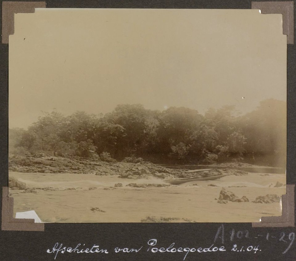 Collectie NMvWereldculturen, RV-A102-1-29, 'Afschieten van Poeloegoedoe. 2 januari 1904'. Foto- G.M. Versteeg, 1904