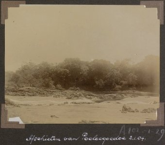 Collectie NMvWereldculturen, RV-A102-1-29, 'Afschieten van Poeloegoedoe. 2 januari 1904'. Foto- G.M. Versteeg, 1904