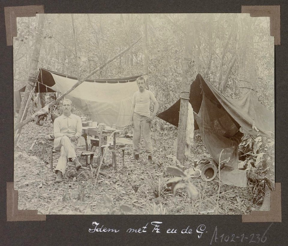 Collectie NMvWereldculturen, RV-A102-1-236, 'Kamp tweede kale top met A. Franssen Herderschee en C.H. de Goeje'. Foto- G.M. Versteeg, 1903-1904