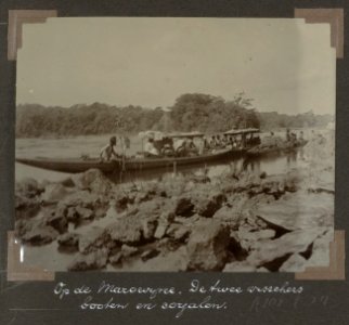Collectie NMvWereldculturen, RV-A102-1-24, 'Op de Marowijne. De twee visschersbooten en corjalen'. Foto- G.M. Versteeg, 1903-1904