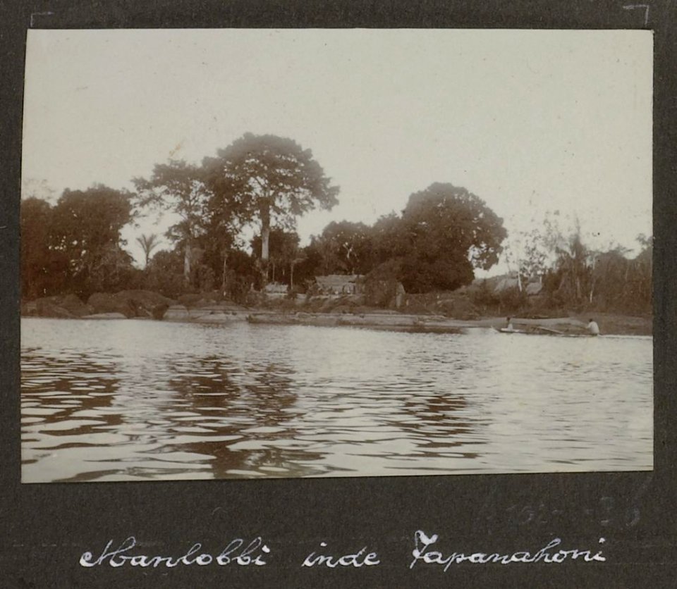 Collectie NMvWereldculturen, RV-A102-1-36, 'Manlobbi in de Tapanahoni'. Foto- G.M. Versteeg, 1903-1904