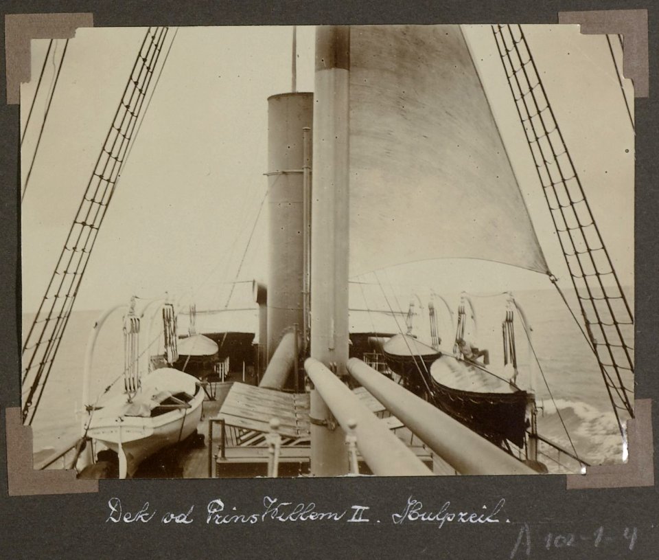 Collectie NMvWereldculturen, RV-A102-1-4, 'Dek van de Prins Willem II, hulpzeil'. Foto- G.M. Versteeg, 1903-1904